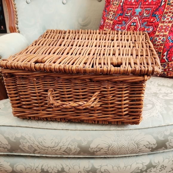 Vintage Wicker Picnic/Sewing Basket - Picture 4 of 5